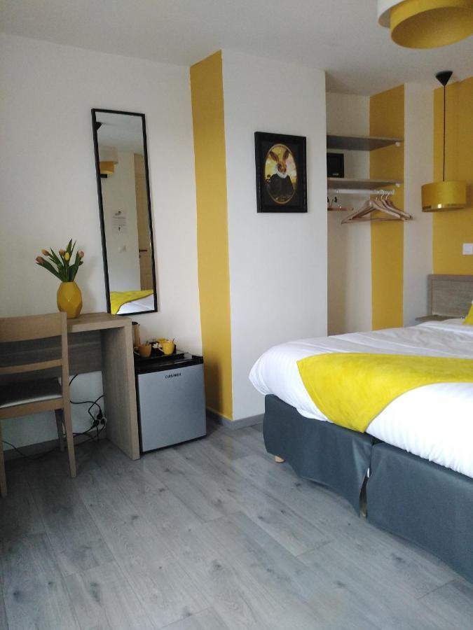 Les Remparts Hotell La Madelaine-sous-Montreuil Exteriör bild
